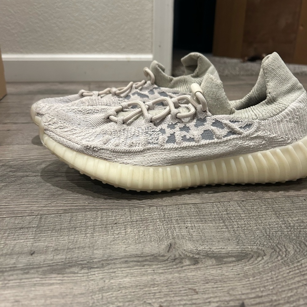 Yeezy 359 V2 CMPCT SIZE 10 barely worn, great condition super comfortable.